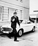 Roger Moore als Simon Templar in der Fernsehserie Simon Templar/The Saint mit dem Volvo P1800 S