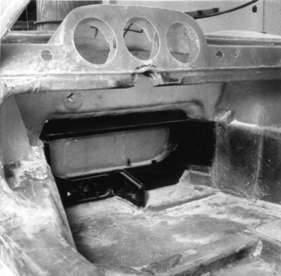 Rohbau des Innenraums des Porsche 904 GTS, bereits mit Ausschnitten für die Instrumente, Zündschloss und Wischerschalter