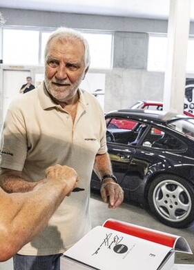 Roland Kussmaul beim Signieren - Themenabend “35 Jahre Porsche 964 RS”