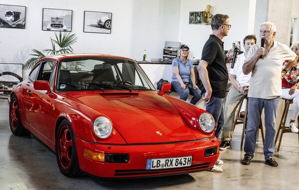 Bild: Roland Kussmaul mit Erklärungen zum Porsche 964 Carrera RS - Themenabend “35 Jahre Porsche 964 RS”