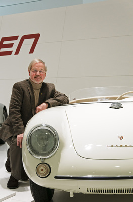 Bild: Rolf Sprenger kniet eben einem Porsche 550 Spyder