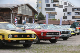 Rollentausch: Beim '66er und '67er GT sitzen Nebelscheinwerfer im Kühlergrill, beim '71er Mach 1 das Standlicht - 8. Mustang & Shelby Meeting 2024 Rollentausch: Beim '66er und '67er GT sitzen Nebelscheinwerfer im Kühlergrill, beim '71er Mach 1 das Standlicht - 8. Mustang & Shelby Meeting 2024