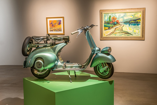 Image: Scooters as sculpture - exhibition "Dolce Vita - the wonderful lightness of being" at the MAC Museum Art & Cars