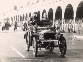 Rolls-Royce 10 hp (1904) - An den Arkaden der Madeira Drive in Brighton, mit VCC-Plakette und Kennzeichen U 44