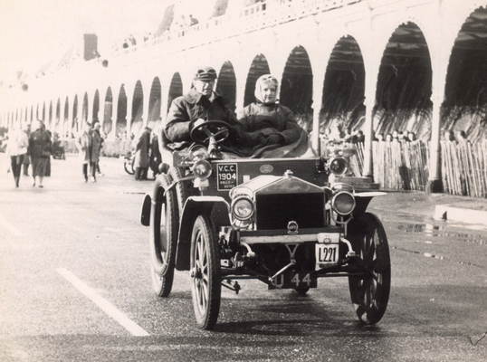 Image: Rolls-Royce 10 hp (1904) - At the arcades on Madeira Drive in Brighton, with a VCC badge and license plate U 44