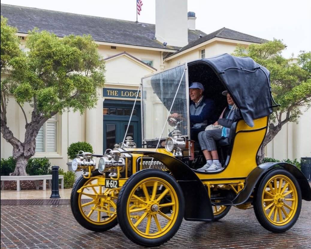 Rolls-Royce 10 hp (1904) - Der vierte von nur 17 gebauten Wagen der Baureihe, im Regen mit aufgestelltem Verdeck