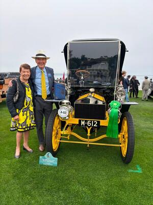 Bild: Rolls-Royce 10 hp (1904) - Grüne Rosette am Kühler für den Klassensieg in der Klasse Antique nach der Restaurierung