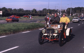Rolls-Royce 10 hp (1904) - Startnummer 367, heller Aufbau und rotes Chassis vor der Rückführung auf Werksspezifikation