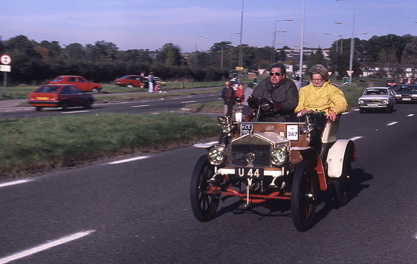 Rolls-Royce 10 hp (1904) - Entry No. 367, light-colored body and red chassis prior to restoration to factory specifications