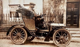 Rolls-Royce (1904) - Zeitgenössische Aufnahme aus den Pionierjahren, offener Zweisitzer mit Messingarmaturen