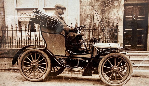 Image: Rolls-Royce (1904) — Contemporary photograph from the pioneering years, an open two-seater with brass trim