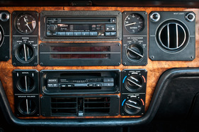 Rolls-Royce Camargue (1979) - Musikanlage mit Kassettengerät und Dolby-Rauschunterdrückung