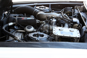 Rolls-Royce Camargue (1979) - drangvolle Enge im Motorraum
