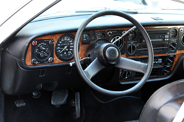 Rolls-Royce Camargue (1979) - gestartet wird links vom Lenkrad