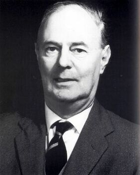 Harry Grylls wurde 1909 in St. Neot in Cornwall geboren und studierte am Trinity College von Cambridge und Rugby. Er war Chefingenieur bei Rolls-Royce und leitete die Entwicklung des V8.