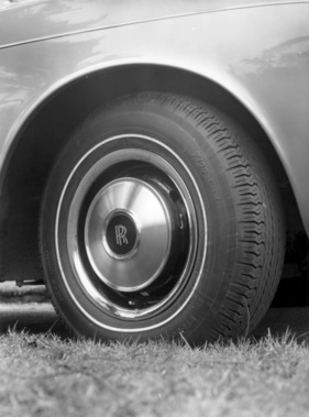 Rolls-Royce Corniche (1971) - Stahlfelgen mit Einlässen für die optimale Kühlung der Bremsscheiben