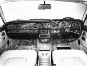 Rolls-Royce Corniche (1977) - typisches RR-Interieur mit viel Holz und Leder