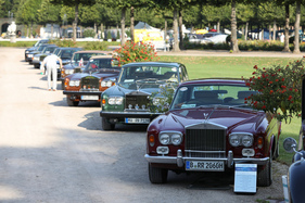 Rolls-Royce Corniche FHC (1975) - seltene Coupé-Variante zusammen mit anderen Autos aus der Silver-Shadow-Ära - 20. ASC Classic-Gala Schwetzingen 2024