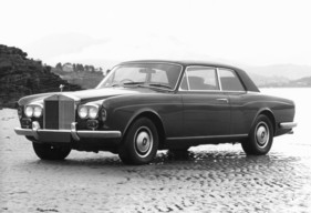 Rolls-Royce Corniche Saloon (1977) - der Camargue sollte eigentlich das Corniche Coupé ersetzen, doch zeitweise wurden beide parallel gebaut