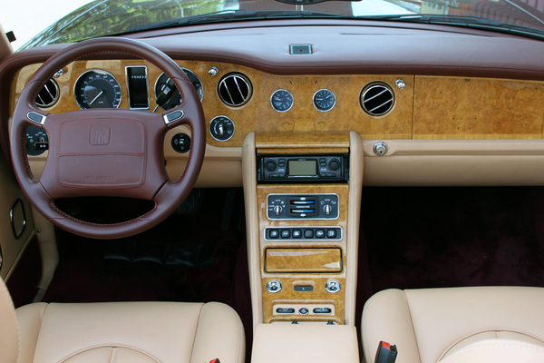 Rolls-Royce Corniche V (2000) - viel Holz, Leder und Lammwollteppiche