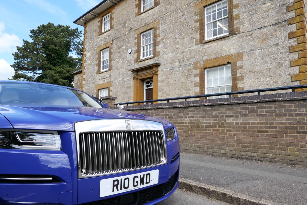 Rolls-Royce Ghost (2024) – im Farbton "Tucana Purple" vor dem Hunt House