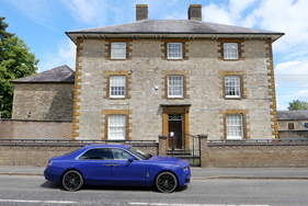 Rolls-Royce Ghost (2024) – im Farbton "Tucana Purple" vor dem Hunt House