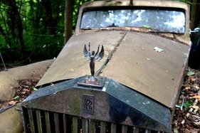 Rolls-Royce-Kühlerrigur "Emily" einmal anders - Autoskulpturenpark Neandertal