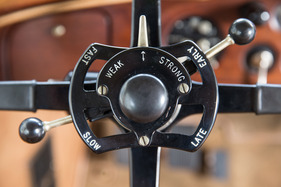 Rolls-Royce Phantom I Ascot Tourer (1930) - Zündungsverstellung, Vergaseranreicherung und Handgas am Lenkrad