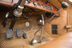 Rolls-Royce Phantom I Ascot Tourer (1930) - gestartet wird der Motor über den Knopf rechts vom Gaspedal, aber es funktioniert nur, wenn ausgekuppelt ist