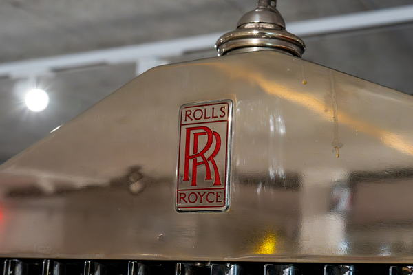 Rolls-Royce Phantom II (1929) - rotes Rolls-Royce-Zeichen