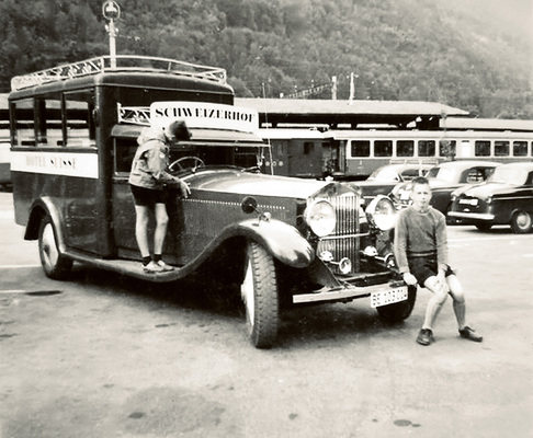 Image: Rolls-Royce Phantom II (1931) - as a hotel bus in the Hotel Schweizerhof