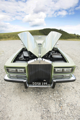 Rolls-Royce Phantom VI Frua Cabriolet (1973) - zwei nostalgische Klappen geben den Zugang zum Motor frei