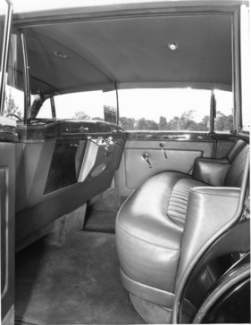 Rolls-Royce Silver Cloud (1957) - Rückbank der Langversion, mit Trennung zwischen Vorder- und Rückplätzen