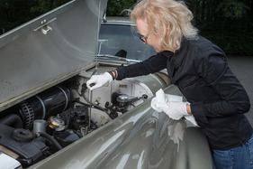 Rolls-Royce Silver Cloud I (1956) - Ölkontrolle erledigt Heike natürlich in Eigenarbeit