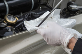 Rolls-Royce Silver Cloud I (1956) - der Ölstand sieht gut aus