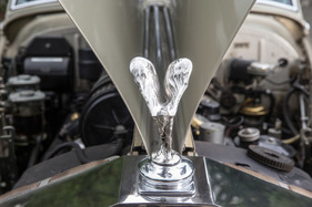 Rolls-Royce Silver Cloud I (1956) - die Emily zwischen den Motorhauben-Flügel