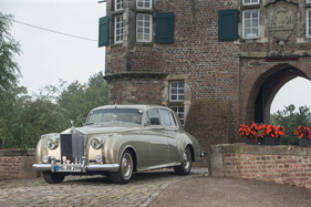 Rolls-Royce Silver Cloud I (1956) - ein elegantes Fahrzeug vor historischem Gemäuer
