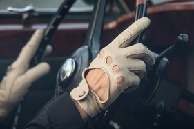 Rolls-Royce Silver Cloud I (1956) - glattflächiges Lenkrad, passende Handschuhe