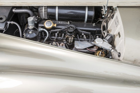 Rolls-Royce Silver Cloud I (1956) - im Motorraum ist alles noch recht übersichtlich angeordnet