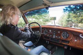 Rolls-Royce Silver Cloud I (1956) - nach etwas Kraft verlangt die Lenkung mit Schnecke und Rolle schon