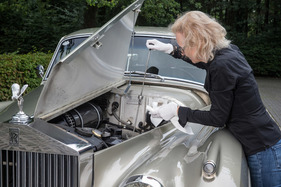 Rolls-Royce Silver Cloud I (1956) - ob noch genug Öl drin ist?
