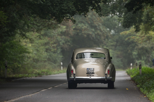 Rolls-Royce Silver Cloud I (1956) - ... und entgleitet in die Ferne