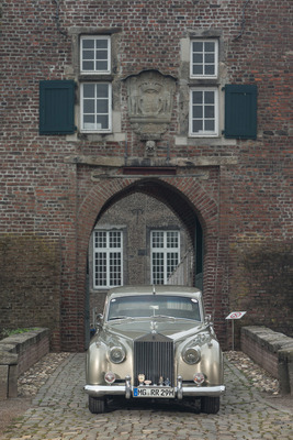 Rolls-Royce Silver Cloud I (1956) - vor dem Schlosshof