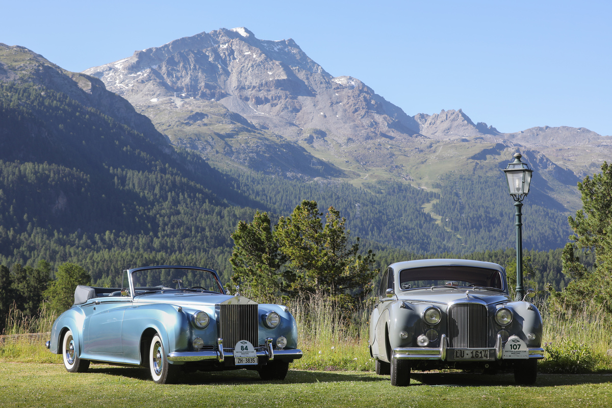 Rolls-Royce Silver Cloud II DHC (1961) naben einem Jaguar Mk IX - 29. British Classic Car Meeting St. Moritz 2023
