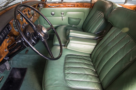 Rolls-Royce Silver Cloud III (1963) - Einzelsitze vorne, zentral angeordnete Instrumente