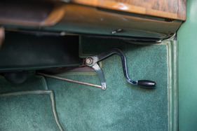 Rolls-Royce Silver Cloud III (1963) - Hebel für die Entriegelung der Motorhaube (rechts)