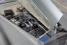 Rolls-Royce Silver Cloud III (1963) - der Aluminium-V8-Motor fand nur knapp Platz im engen Motorraum