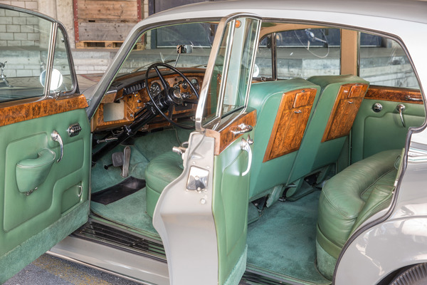 Rolls-Royce Silver Cloud III (1963) - die Tischchen hinten lassen sich elegant ein- und ausklappen