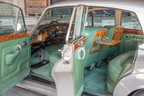 Rolls-Royce Silver Cloud III (1963) - elegantes Interieur mit hochwertigem Leder und ausgesuchten Holzfurnieren