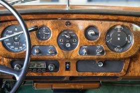 Rolls-Royce Silver Cloud III (1963) - komplett symmetrisch verlegtes Holzfurnier im Interieur